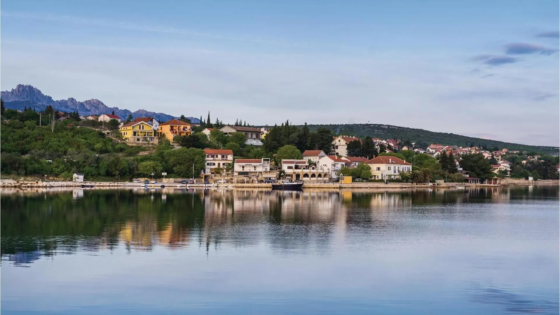 3 Bedroom Gorgeous Apartment In Maslenica Croatia